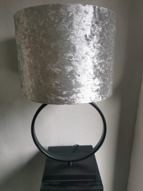 Tafellamp zwarte cirkel met grijze velvet kap