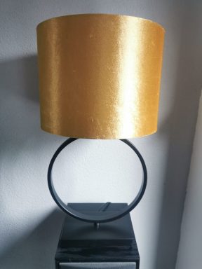 Tafellamp zwarte cirkel met gouden velvet kap