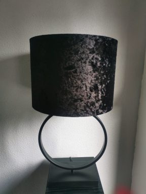 Tafellamp zwarte cirkel met zwarte velvet kap